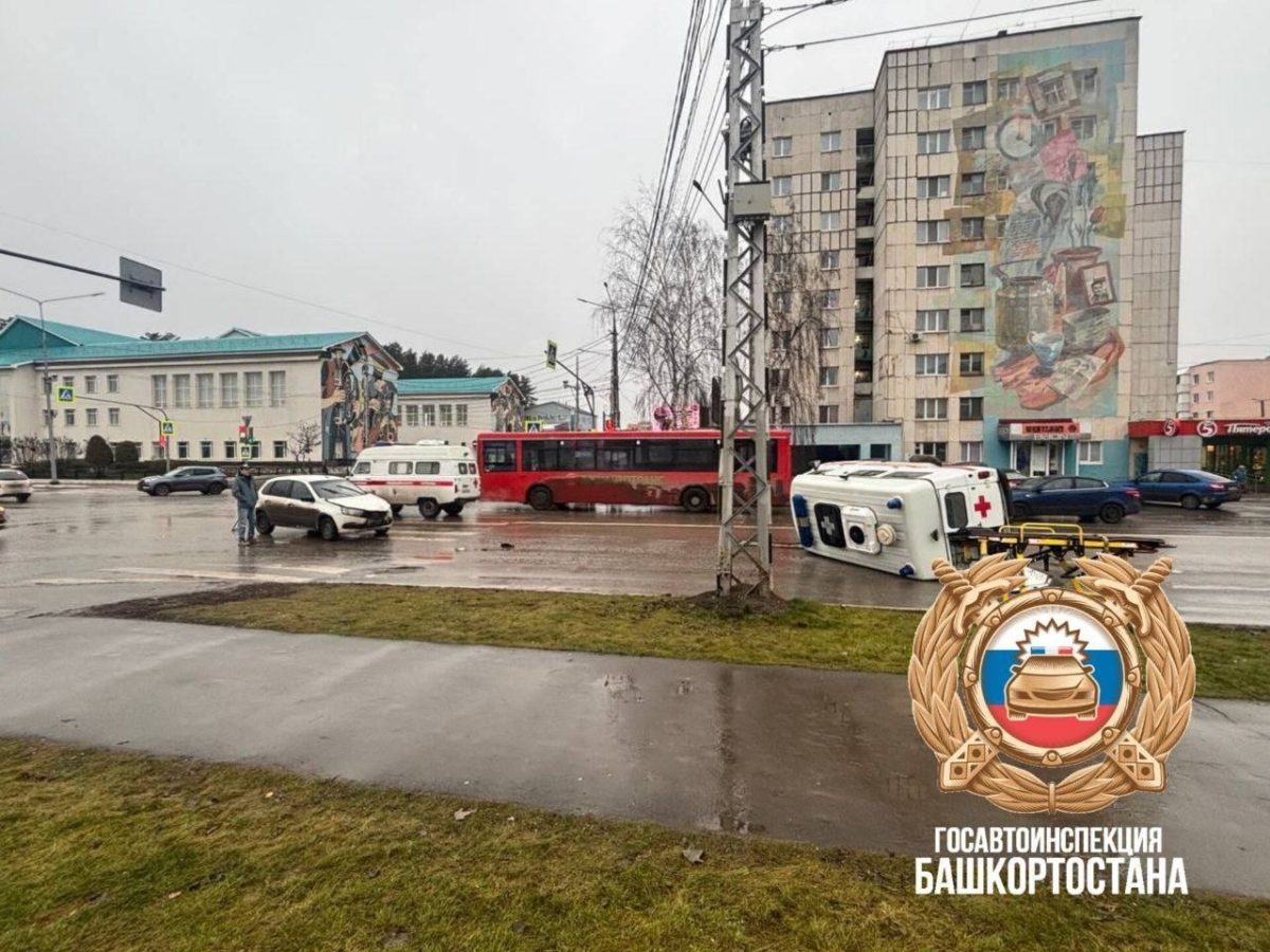 В Нефтекамске в результате ДТП опрокинулась машина скорой помощи